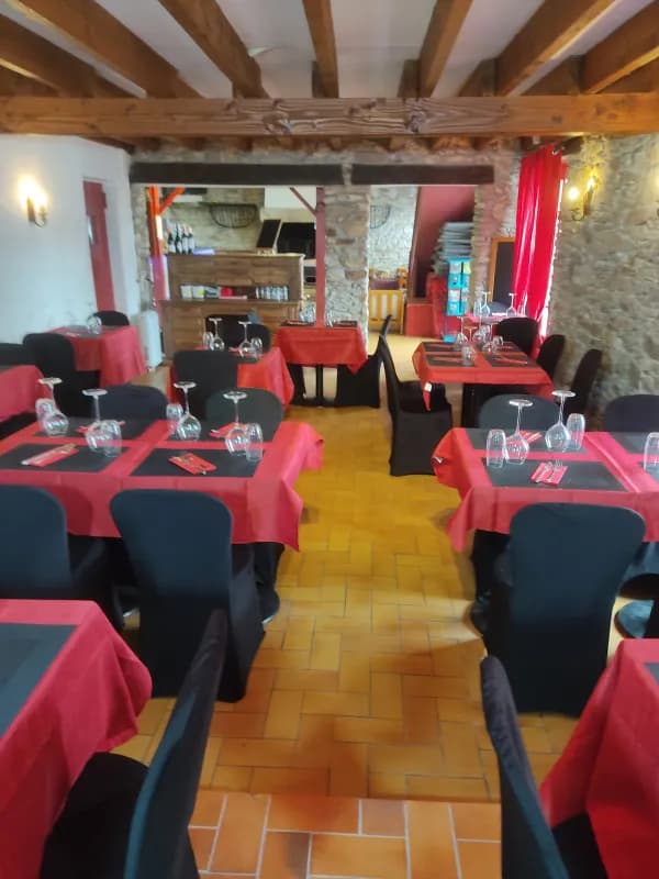 Intérieur du restaurant avec tables et décoration traditionnelle