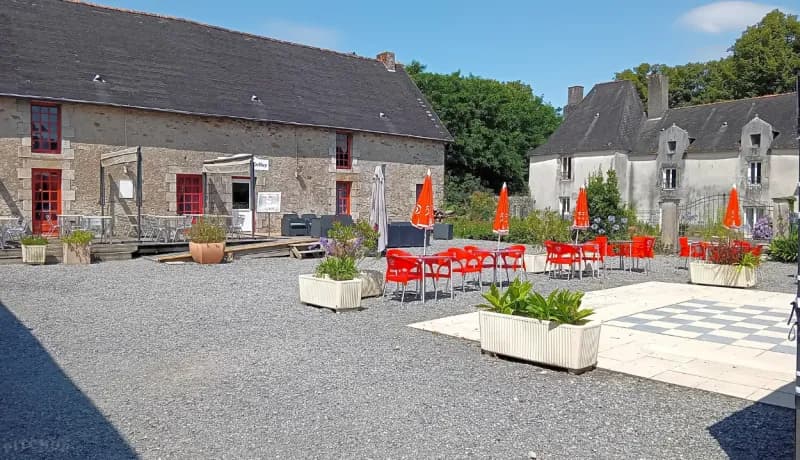 Terrasse extérieure du Manoir du Deffay